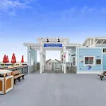 Cozy Holiday Hideaway, Sleeps 4! Steps To The Beach! Renovated 2021 Condo