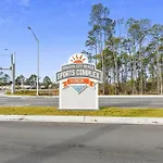 Cozy Holiday Hideaway, Sleeps 4! Steps To The Beach! Renovated 2021 Condo