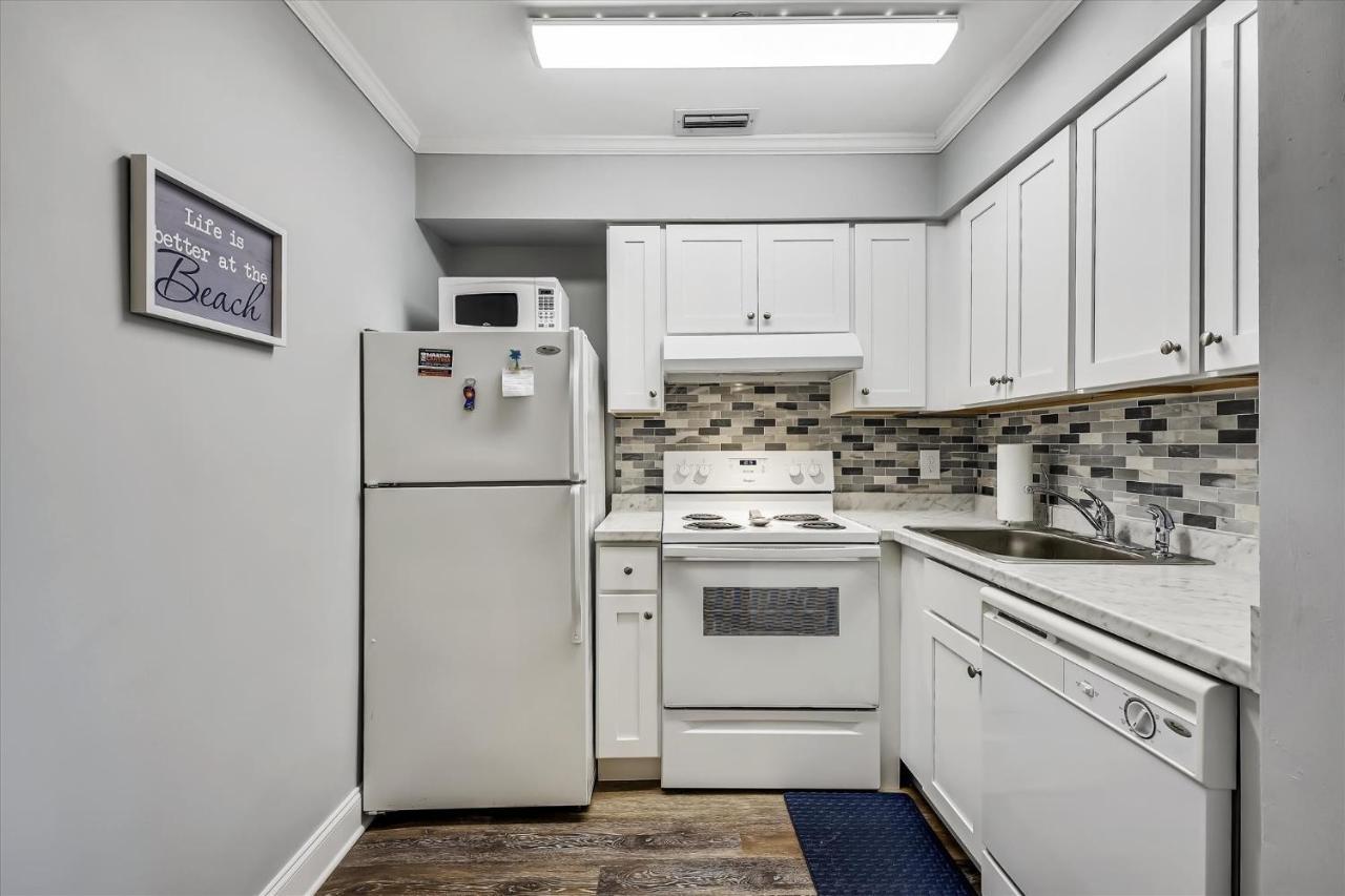 Cozy Hideaway, Sleeps 4! Steps To The Beach! Renovated 2021 Apartment *
