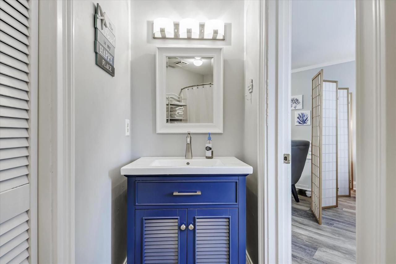 Apartment Cozy Hideaway, Sleeps 4! Steps To The Beach! Renovated 2021 Panama City Beach