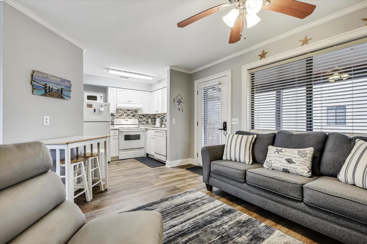 Cozy Hideaway, Sleeps 4! Steps To The Beach! Renovated 2021 Apartment Panama City Beach