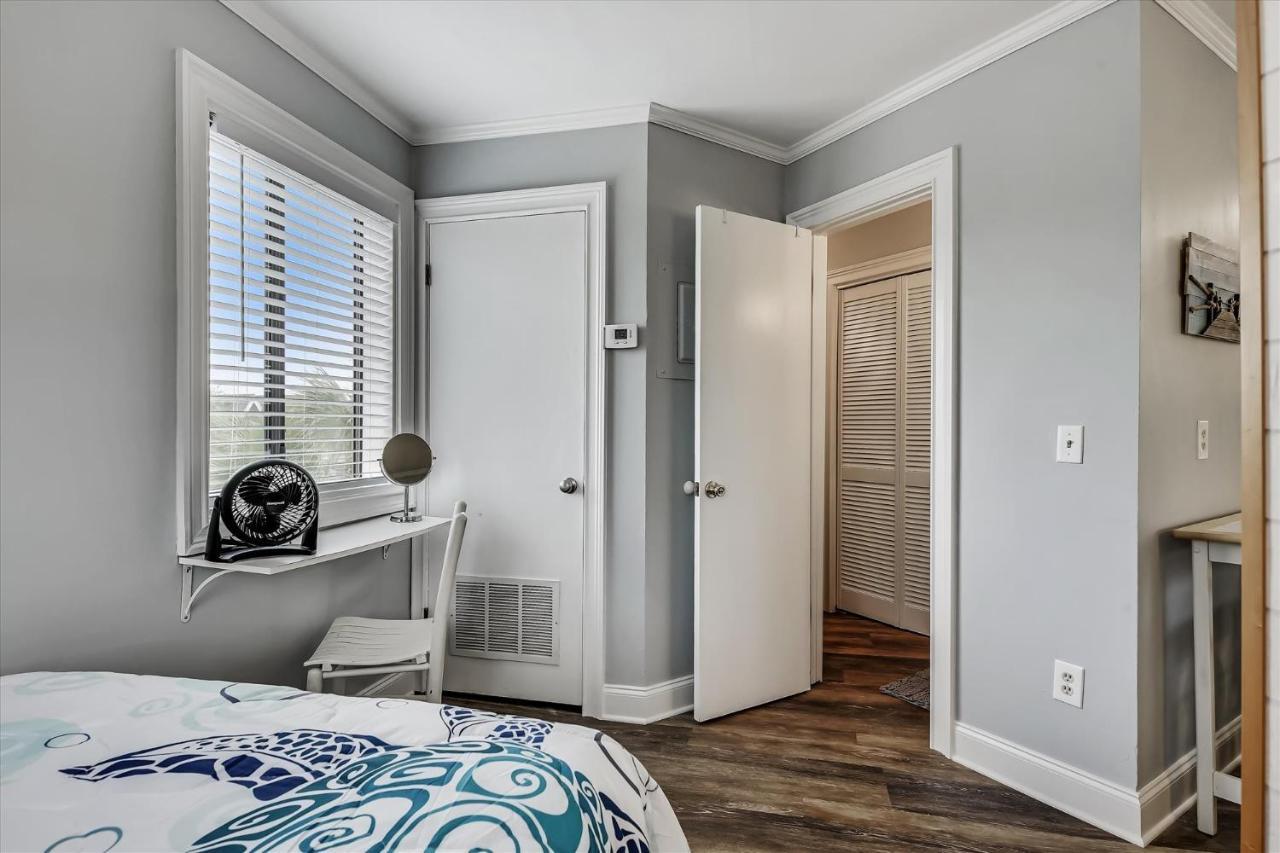 Cozy Hideaway, Sleeps 4! Steps To The Beach! Renovated 2021 Apartment *