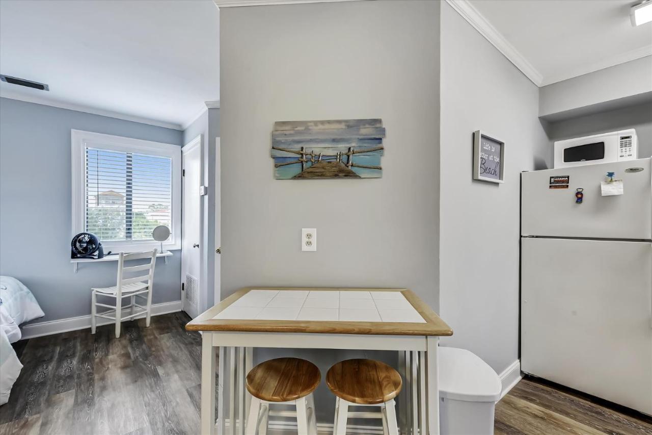 Cozy Hideaway, Sleeps 4! Steps To The Beach! Renovated 2021