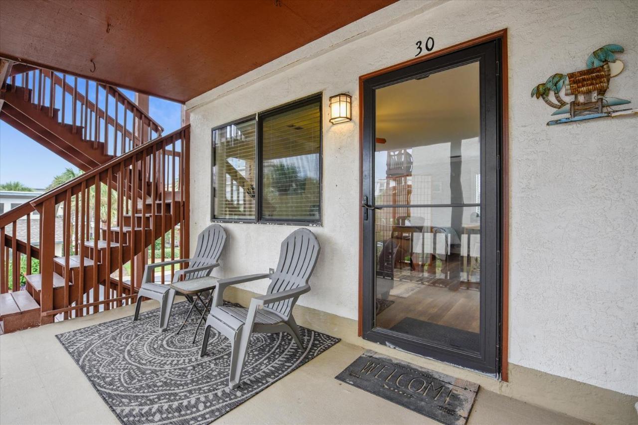Cozy Hideaway, Sleeps 4! Steps To The Beach! Renovated 2021 Apartment